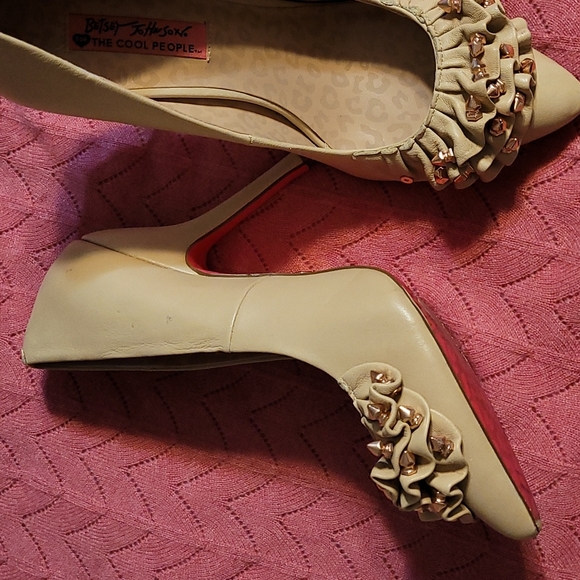 Betsy Johnson ruffled spiked leather pumps beige/tan - Picture 3 of 13